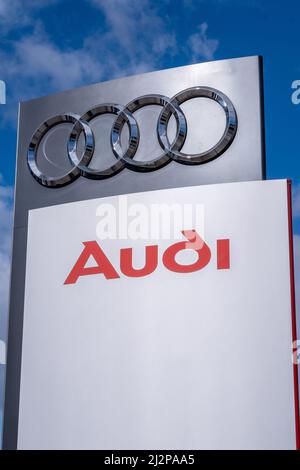 Helsinki / Finlandia - 3 APRILE 2022: Primo piano di un cartello con il logo Audi contro un cielo azzurro Foto Stock