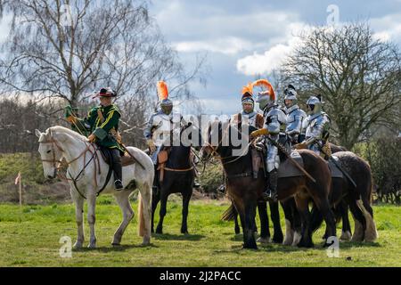 Il gruppo di rievocazione della cavalleria The Troop, che raffigurano i 17th secolo Cuirassiers dal reggimento Sir Arthur Haselrig, formazione a Murton Park, Yorkshire, in vista di un tour britannico di eventi. Data foto: Domenica 3 aprile 2022. Foto Stock