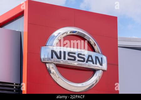 Helsinki / Finlandia - 3 APRILE 2022: Primo piano di un cartello con il logo Nissan contro un cielo azzurro Foto Stock