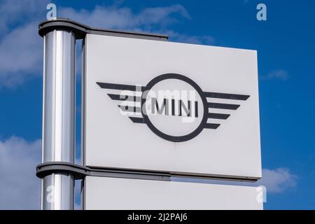 Helsinki / Finlandia - 3 APRILE 2022: Primo piano del logo Cooper Mini contro un cielo blu Foto Stock