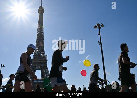 I corridori gareggiano di fronte alla Torre Eiffel durante l'edizione 46th della Maratona di Parigi, 42.195 km, a Parigi, Francia, il 3 aprile, 2022. Foto di Lionel Urman/ABACAPRESS.COM Foto Stock