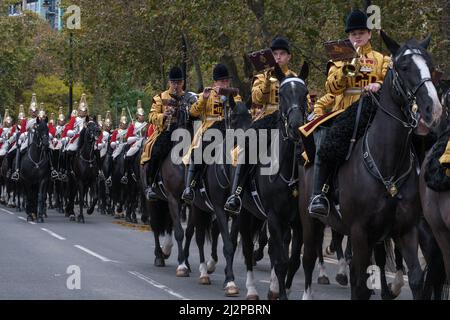The Band of the Household Cavalry suona strumenti a banda di vento mentre si va a cavallo al Lord Mayor’s Show 2021 Victoria Embankment, Londra, Regno Unito Foto Stock