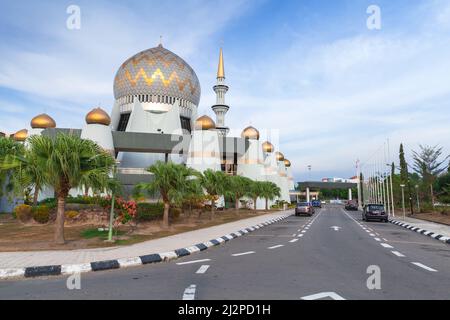 Kota Kinabalu, Malesia - 17 marzo 2019: Esterno della moschea di stato di Sabah durante il giorno Foto Stock