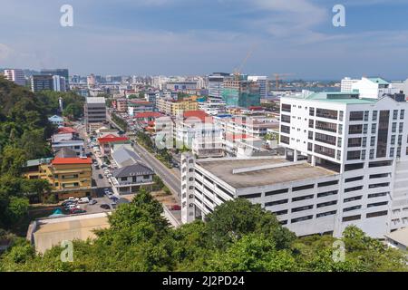 Kota Kinabalu, Malesia - 17 marzo 2019: Distretto centrale di Kota Kinabalu, paesaggio urbano aereo con edifici moderni Foto Stock