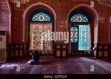 Srinagar, India. 03rd Apr 2022. Un uomo prega all'interno del santuario di Syed Abdul Qadir Geelani durante il primo giorno di Ramadan a Srinagar. I musulmani in tutto il mondo stanno segnando il mese del Ramadan, il mese più sacro del calendario islamico durante il quale i devoti digiunano dall'alba al tramonto. Credit: SOPA Images Limited/Alamy Live News Foto Stock