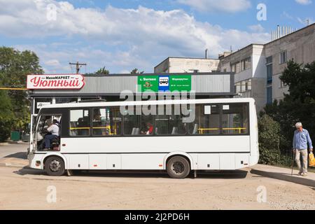 Uyutnoye, distretto Saksky, Crimea, Russia - 23 luglio 2021: La fermata finale dell'autobus della linea 22 nel villaggio di Uyutnoye, Evpatoria, Crimea Foto Stock
