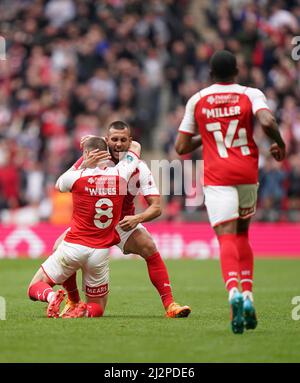 Il ben Wiles di Rotherham United (a sinistra) festeggia il primo gol del gioco durante la finale del trofeo Papa John al Wembley Stadium di Londra. Data foto: Domenica 3 aprile 2021. Foto Stock