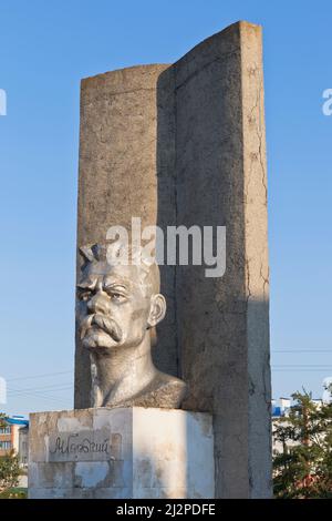 Uyutnoye, distretto di Saksky, Crimea, Russia - 23 luglio 2021: Monumento a Maxim Gorky in via Kirov nel villaggio di Uyutnoye, Evpatoria, Crimea Foto Stock