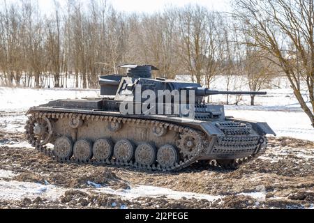 San Pietroburgo, Russia - Marzo 2022: Tank Panzer III (Panzerkampfwagen III o PZ.Kpfw. III) nella gamma di serbatoi. Parco militare acciaio atterraggio a Krasnoy Foto Stock