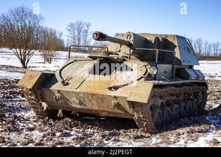 San Pietroburgo, Russia - Marzo 2022: Pistola leggera semovente sovietica su-76 alla gamma di carri armati. Parco militare atterraggio in acciaio a Krasnoye Selo Foto Stock