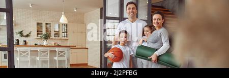 Famiglia felice facendo l'allenamento insieme a casa Foto Stock