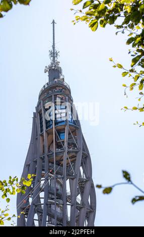 Keutschach, Austria - Agosto 9 , 2021 : Torre di osservazione Pyramidenkogel a Worthersee . Carinzia. Austria. Foto Stock