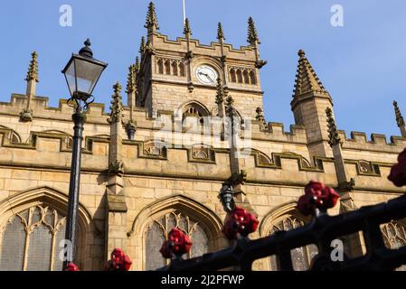 L'esterno della Chiesa Parrocchiale di Wigan, costruita nel 1781, in una bella mattinata primaverile. Wigan, Inghilterra. Foto Stock