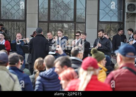 Non esclusiva: ODESA, UCRAINA - 01 APRILE 2022 - musicisti dell'orchestra del vento suonano durante lo spettacolo 'Javelina' a sostegno dell'Armed Forc Foto Stock