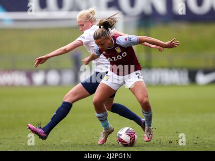 Eveliina Summanen di Tottenham Hotspur combatte con Sarah Mayling di Aston Villa durante la partita della Barclays fa Women's Super League all'Hive Stadium di Londra. Data foto: Domenica 3 aprile 2022. Foto Stock