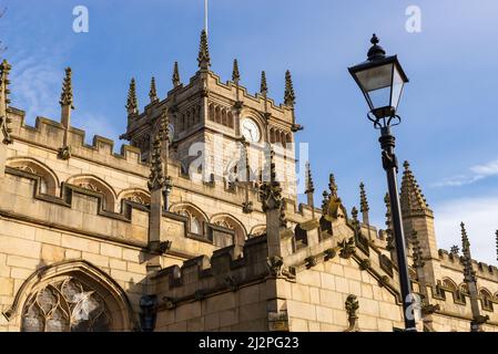 L'esterno della Chiesa Parrocchiale di Wigan, costruita nel 1781, in una bella mattinata primaverile. Wigan, Inghilterra. Foto Stock