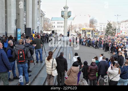 Non esclusiva: ODESA, UCRAINA - 01 APRILE 2022 - la gente ascolta la banda del vento esibirsi durante lo spettacolo 'Javelina' a sostegno della forza Armata Foto Stock