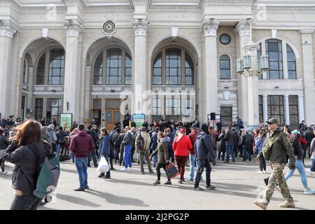 Non esclusiva: ODESA, UCRAINA - 01 APRILE 2022 - la gente ascolta la banda del vento esibirsi durante lo spettacolo 'Javelina' a sostegno della forza Armata Foto Stock