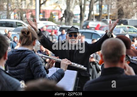 Non esclusiva: ODESA, UCRAINA - 01 APRILE 2022 - un direttore dirige l'orchestra del vento che si esibisce durante lo spettacolo di umorismo 'Javelina' a sostegno dell'Arm Foto Stock