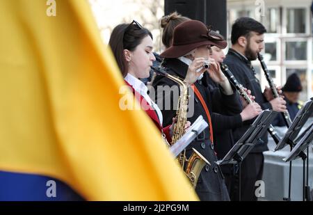 Non esclusiva: ODESA, UCRAINA - 01 APRILE 2022 - musicisti dell'orchestra del vento suonano durante lo spettacolo 'Javelina' a sostegno dell'Armed Forc Foto Stock