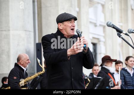 Non esclusiva: ODESA, UCRAINA - 01 APRILE 2022 - un artista stand-up suona durante la mostra 'Javelina' di umorismo a sostegno delle forze Armate dell'Ucraina Foto Stock