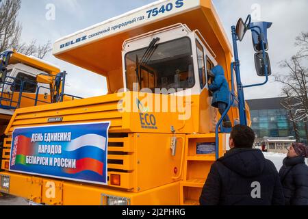 Mosca, Russia. 3rd aprile 2022. Un dumper da miniera BelAZ-7540 in esposizione ad una mostra di prodotti all'avanguardia che espone l'industria ingegneristica russa e bielorussa, presso il VDNKh Exhibition Centre. Il banner recita: "Giorno dell'unità dei popoli della Bielorussia e della Russia". La mostra è stata inaugurata il giorno dell'unità tra i popoli della Russia e della Bielorussia, che si celebra ogni anno il 2 aprile Foto Stock