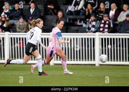 Londra, Regno Unito. 03rd Apr 2022. Saskia Philp (7 Amleto di Dulwich) e Chloe Christison-McNee (19 Fulham) in azione durante la prima partita delle donne regionali di Londra e Sud-Est tra Fulham e Dulwich Hamlet al Motspur Park di Londra, Inghilterra. Liam Asman/SPP Credit: SPP Sport Press Photo. /Alamy Live News Foto Stock