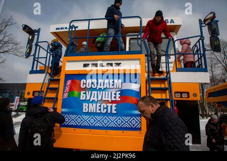 Mosca, Russia. 3rd aprile 2022. Un dumper da miniera BelAZ-7555A in esposizione ad una mostra di prodotti all'avanguardia che espone l'industria ingegneristica russa e bielorussa, presso il VDNKh Exhibition Centre. Il banner recita "creare insieme il futuro". La mostra è stata inaugurata il giorno dell'unità tra i popoli di Russia e Bielorussia, che si celebra ogni anno il 2 aprile Foto Stock