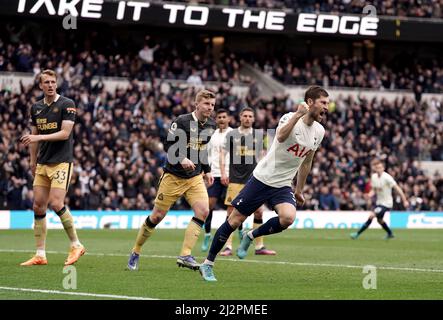 Il ben Davies di Tottenham Hotspur celebra il primo gol della partita durante la partita della Premier League al Tottenham Hotspur Stadium di Londra. Data foto: Domenica 3 aprile 2022. Foto Stock