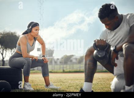 Stare in salute, insieme. Scatto a tutta lunghezza di una giovane coppia atletica che si esercita insieme all'aperto. Foto Stock