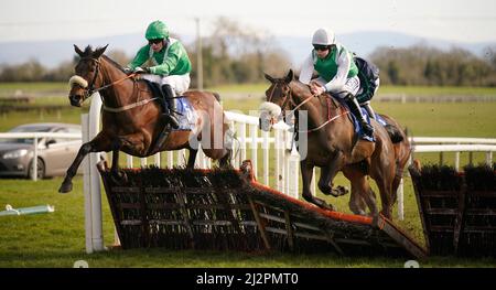 Ireegularheatbeat ridden da Denis o'Regan (a sinistra) salta l'ultimo per vincere l'evitare le code di Pasqua tramite prenotazione online Mares handicap hurdle a Fairyhouse racecourse. Data foto: Domenica 3 aprile 2022. Foto Stock