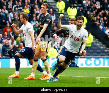 Londra, Regno Unito. 03rd Apr 2022. Londra, Inghilterra - APRILE 03: Ben Davies di Tottenham Hotspur celebra il suo periodo di goalduring Premier League tra Tottenham Hotspur e Wolverhampton Wanderers allo stadio Tottenham Hotspur, Londra, Inghilterra il 03rd Aprile 2022 Credit: Action Foto Sport/Alamy Live News Foto Stock