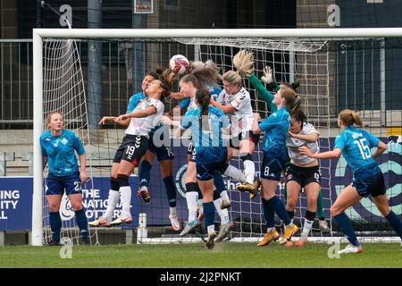 Dartford, Regno Unito. 03rd Apr 2022. Melee nel London City Lionesses box durante la partita del campionato fa Womens tra London City Lionesses e Charlton al Princes Park di Dartford, Inghilterra. Sam Mallia/SPP Credit: SPP Sport Press Photo. /Alamy Live News Foto Stock