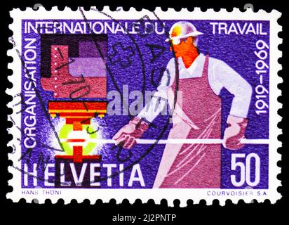 MOSCA, RUSSIA - 13 MARZO 2022: Francobollo stampato in Svizzera mostra la serie Blacksmith, publicity e Swiss Alps (1969), circa 1969 Foto Stock