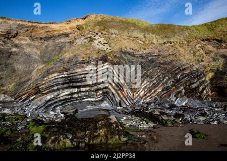 Texture a strati delle scogliere. Tessitura di pietra. Sezione trasversale di rocce. Strati geologici. Strati colorati di pietre in sezione delle scogliere, formazioni rocciose Foto Stock