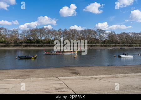 LONDRA, REGNO UNITO. 3 aprile 2022 . Il Queen's Rowbarge Gloriana, che faceva parte dell'eredità del Queen's Diamond Jubilee nel 2012, naviga verso prima dell'inizio 167th della gara annuale di barche per donne tra l'Università di Oxford e la Cambridge University sul Tamigi a Londra Credit: amer Ghazzal/Alamy Live News Foto Stock