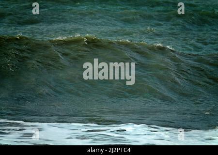 Ogni dieci anni si verifica una tempesta di sette punti. Cataclismi e fenomeni meteorologici in mare, tempeste e uragano in autunno Foto Stock