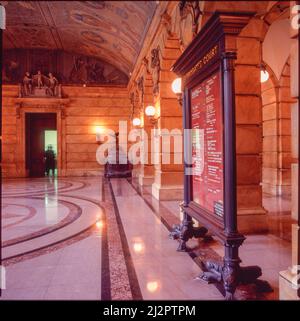 Edificio interno della Corte di Surrogate con Building Directory Foto Stock