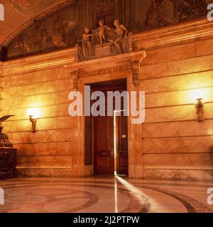 Interno del tribunale surrogato di Manhattan con luce di fusione portiera socchiusa sul pavimento in marmo Foto Stock