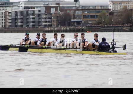 Londra, Regno Unito. 3rd Apr 2022. Oxford mantiene il loro Lead.Oxford batte Cambridge in 2022 Boat Race. Oxford Mens Crew ha ottenuto la loro prima vittoria dal 2017 nella 167th Boat Race di nuovo a casa sua sulla Tideway. BBC tv ha coperto l'evento con Clare Balding commentando e Sir Matt Pinsent umpired. Credit: Peter Hogan/Alamy Live News Foto Stock