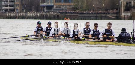 Londra, Regno Unito. 3rd Apr 2022. Oxford mantiene il loro Lead.Oxford batte Cambridge in 2022 Boat Race. Oxford Mens Crew ha ottenuto la loro prima vittoria dal 2017 nella 167th Boat Race di nuovo a casa sua sulla Tideway. BBC tv ha coperto l'evento con Clare Balding commentando e Sir Matt Pinsent umpired. Credit: Peter Hogan/Alamy Live News Foto Stock