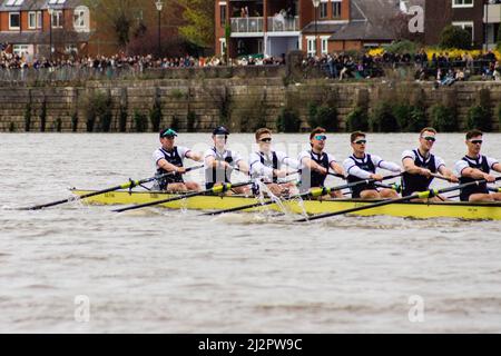 Londra, Regno Unito. 3rd Apr 2022. Oxford mantiene il loro Lead.Oxford batte Cambridge in 2022 Boat Race. Oxford Mens Crew ha ottenuto la loro prima vittoria dal 2017 nella 167th Boat Race di nuovo a casa sua sulla Tideway. BBC tv ha coperto l'evento con Clare Balding commentando e Sir Matt Pinsent umpired. Credit: Peter Hogan/Alamy Live News Foto Stock