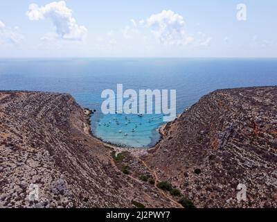 Drone aereo, Cala Pulcino a Lampedusa, tranquilla insenatura con paesaggio aspro, acque limpide, conosciuta come "caletta barche volanti" o "baia delle barche volanti" Foto Stock