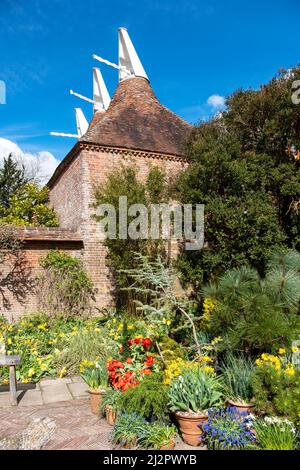 Giardino murato, Grande Dixter, Oast House, East Sussex, Regno Unito Foto Stock