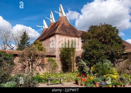 Giardino murato in primavera a Great Dixter, Oast House, East Sussex, Regno Unito Foto Stock