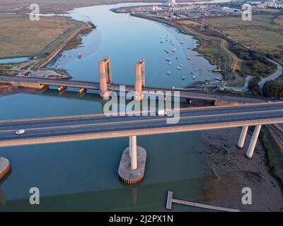 Vista aerea del ponte Kingsferry o Sheppey Crossing, doppio ponte a motore e ferrovia che collega Kent e Swale con l'isola di Sheppey in Inghilterra Foto Stock