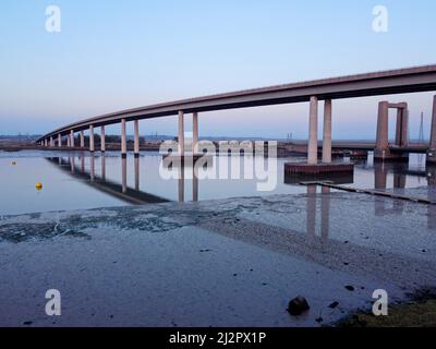 Vista aerea del ponte Kingsferry o Sheppey Crossing, doppio ponte a motore e ferrovia che collega Kent e Swale con l'isola di Sheppey in Inghilterra Foto Stock