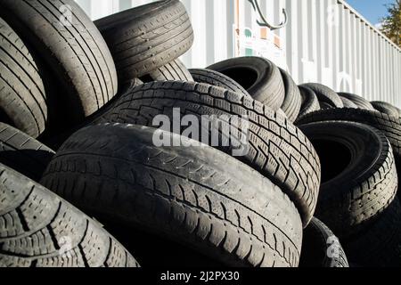 Una montagna di vecchi pneumatici usati da automobili. Foto Stock