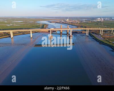 Vista aerea del ponte Kingsferry o Sheppey Crossing, doppio ponte a motore e ferrovia che collega Kent e Swale con l'isola di Sheppey in Inghilterra Foto Stock