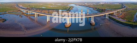 Vista aerea del ponte Kingsferry o Sheppey Crossing, doppio ponte a motore e ferrovia che collega Kent e Swale con l'isola di Sheppey in Inghilterra Foto Stock